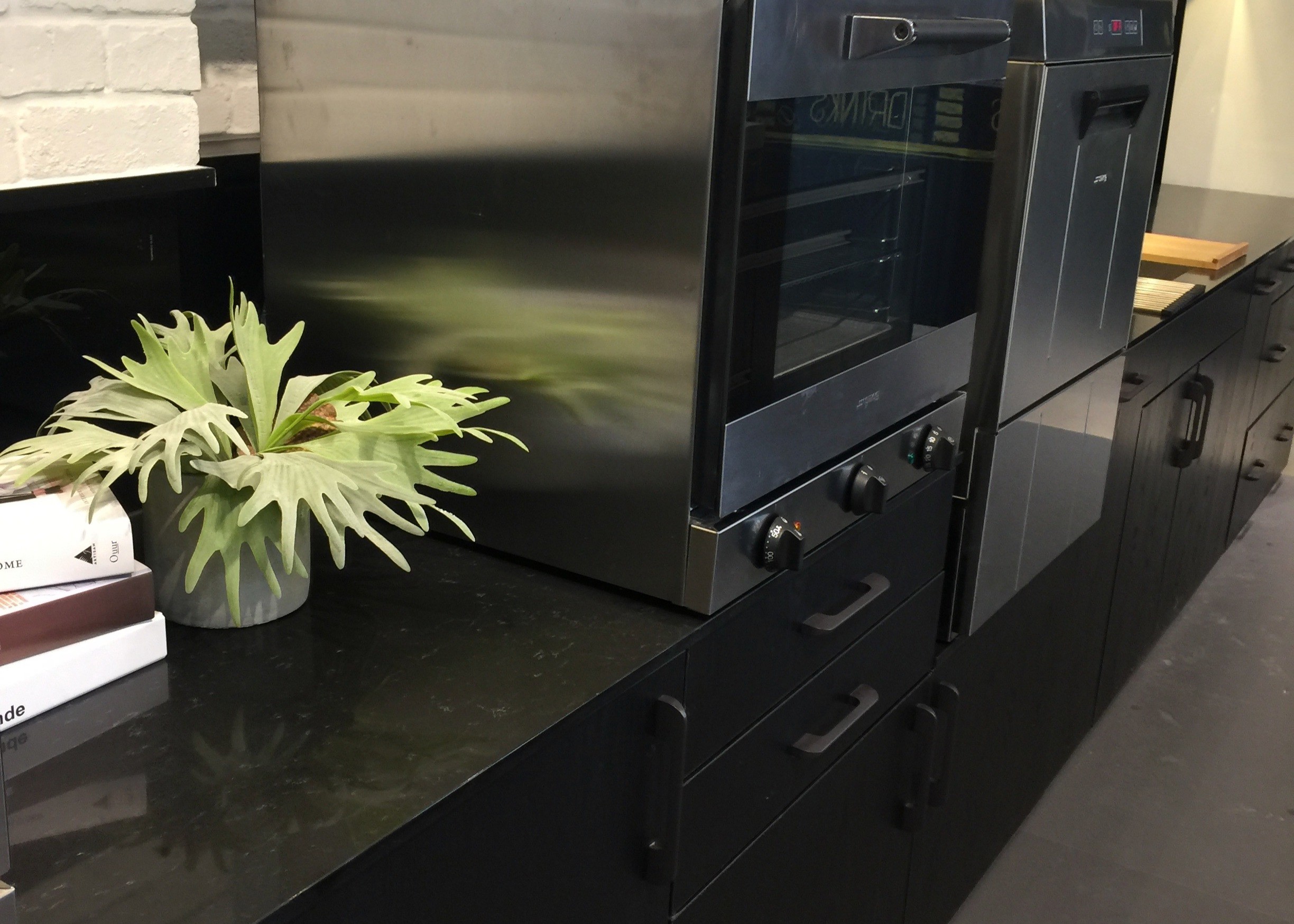 SGS Honed Finish Quartz Engineered Stone Countertops 2.45 G/Cm3 Density